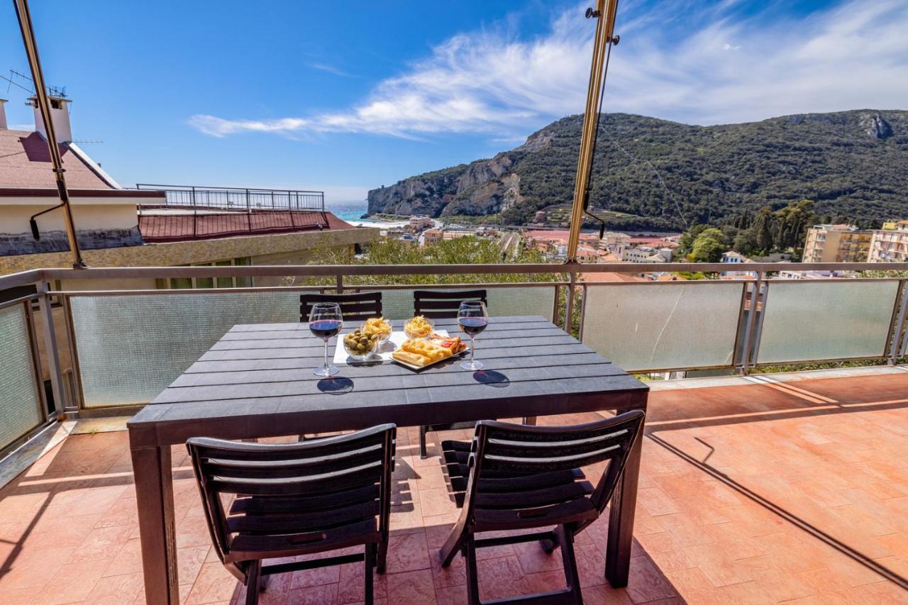 Casa Matilde - Appartamento Vista Mare - Con Posto Auto Finale Ligure Eksteriør bilde